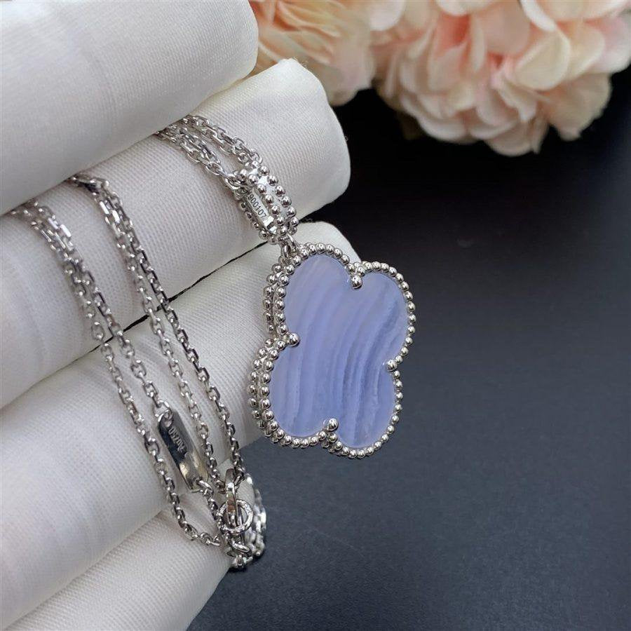 [Love's Uplift]CLOVER SILVER CHALCEDONY BIG CLOVER NECKLACE