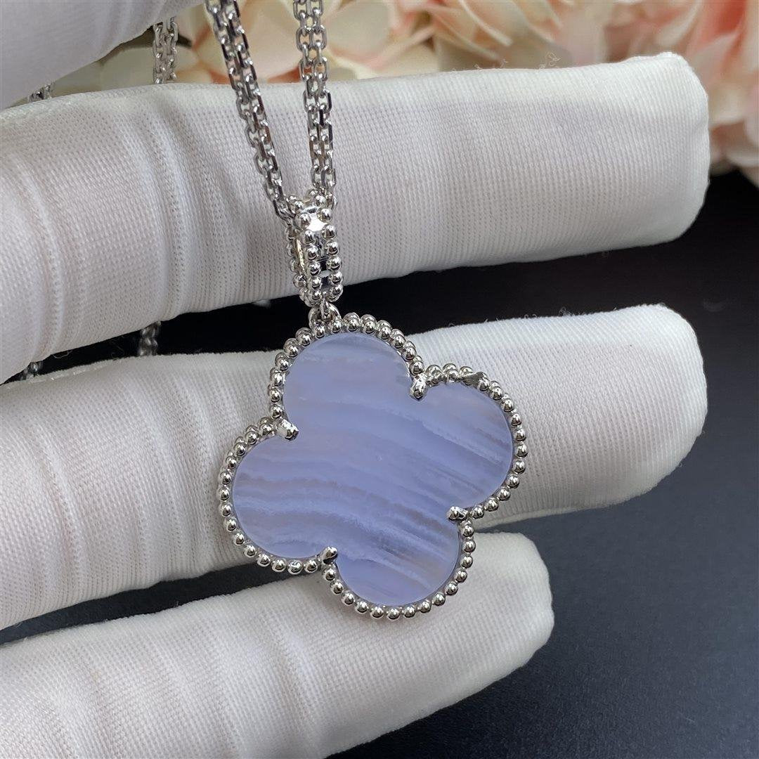 [Love's Uplift]CLOVER SILVER CHALCEDONY BIG CLOVER NECKLACE