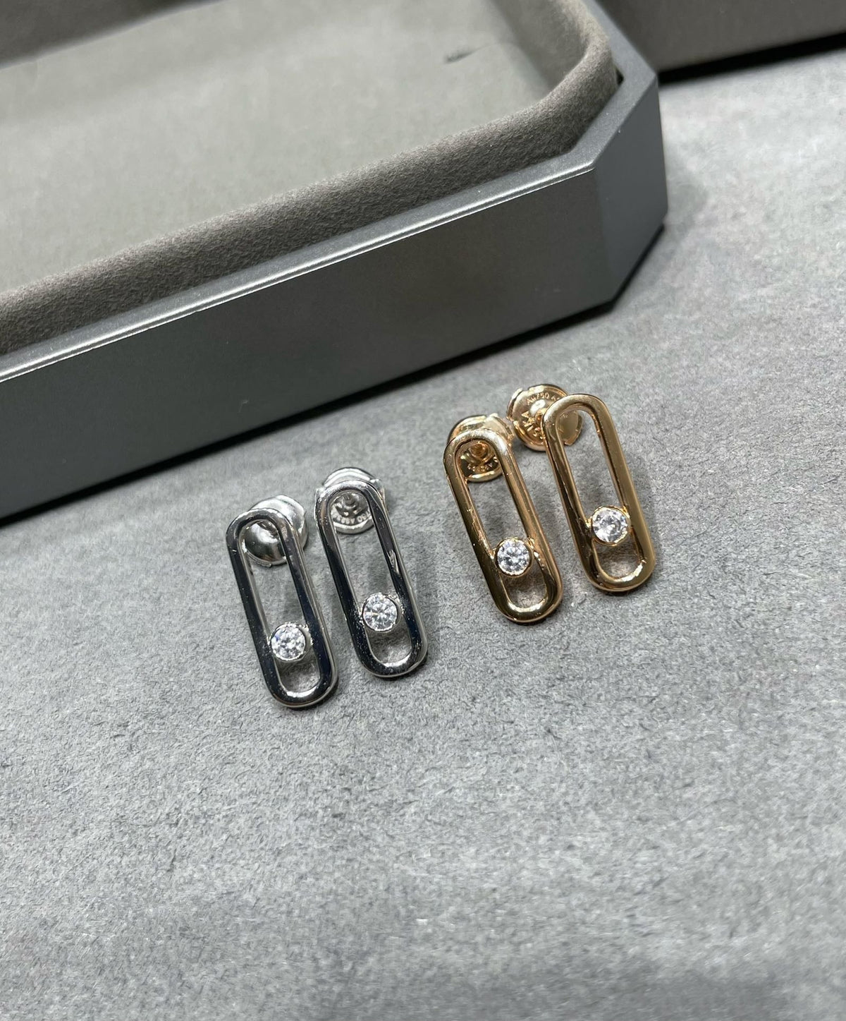 [Love's Uplift ]MOVE UNO SMALL 1 DIAMOND EARRINGS