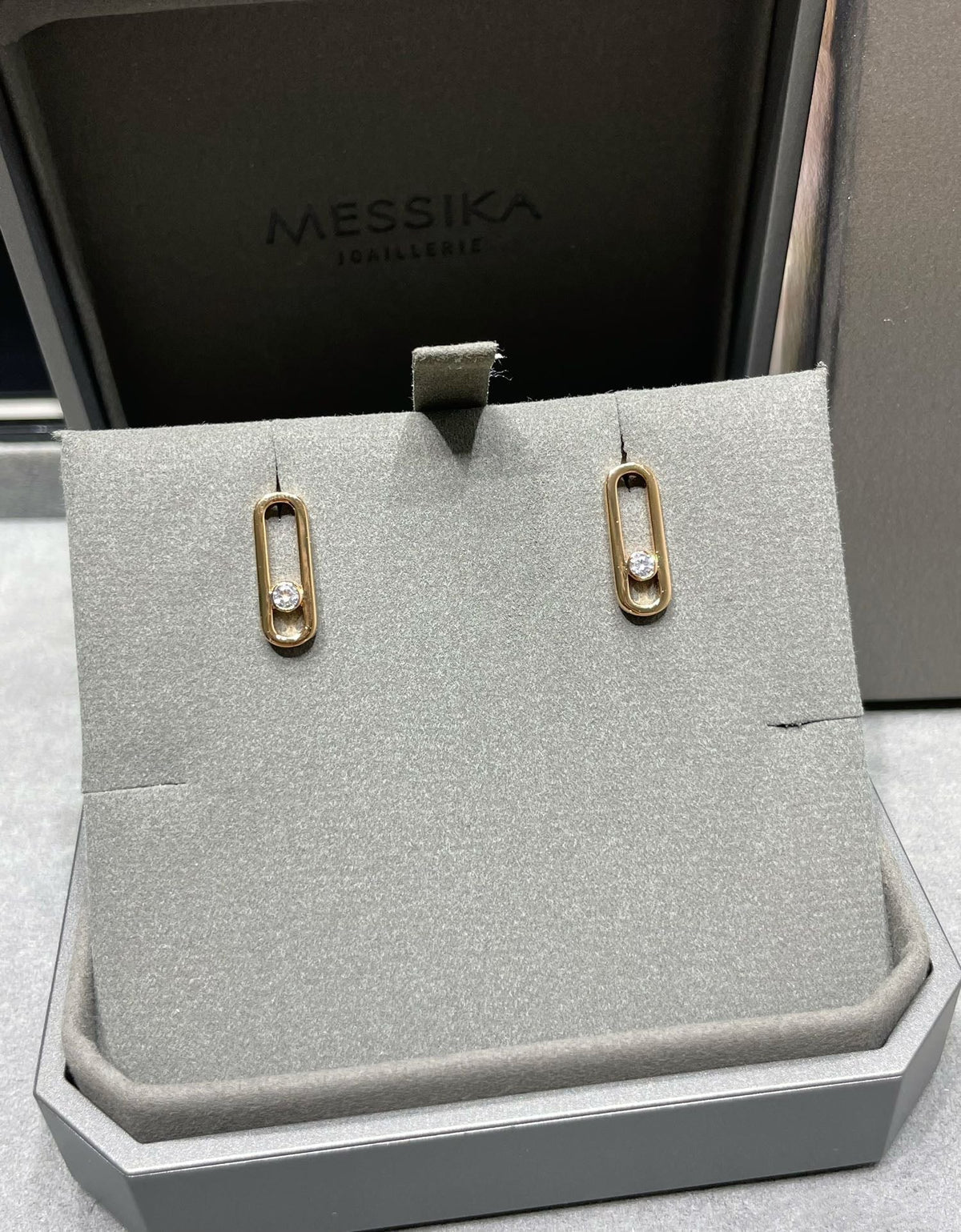 [Love's Uplift ]MOVE UNO SMALL 1 DIAMOND EARRINGS