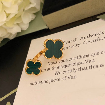 [Love's Uplift]CLOVER BETWEEN THE FINGER RING