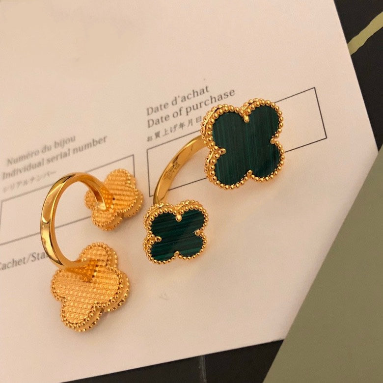 [Love's Uplift]CLOVER BETWEEN THE FINGER RING