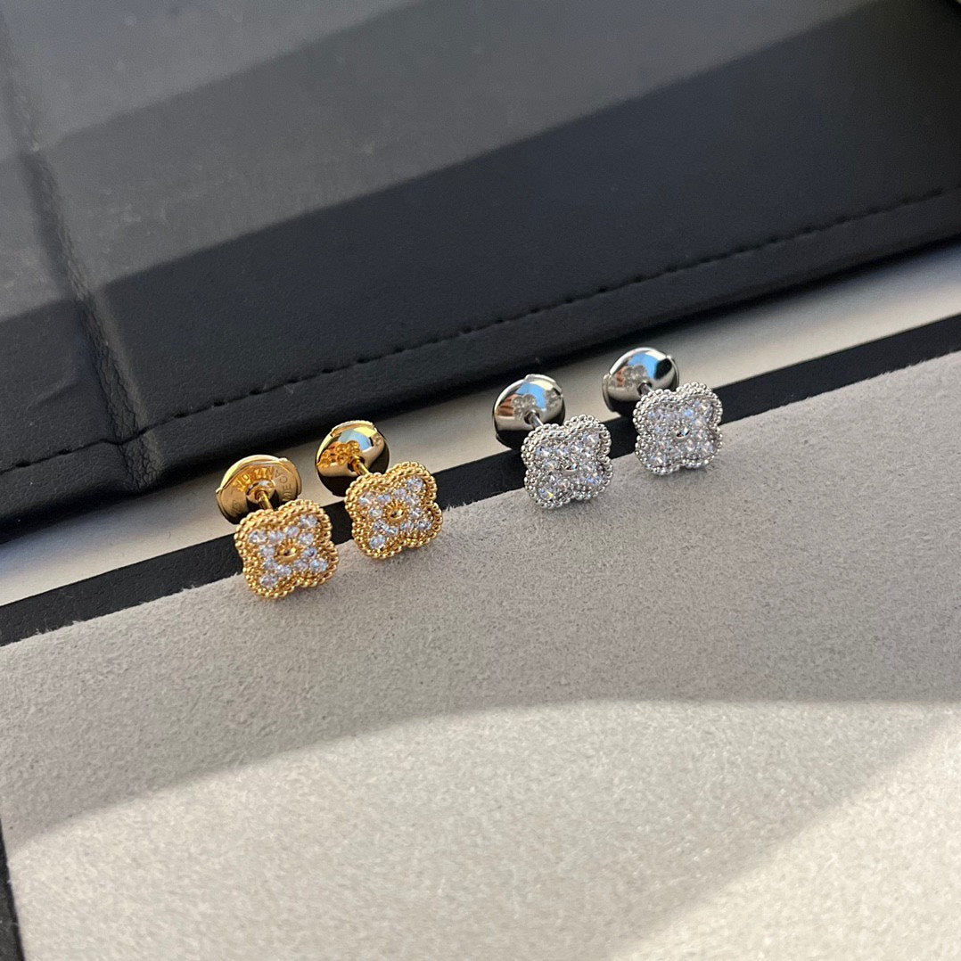 [Love's Uplift]CLOVER MINI DIAMOND STUD EARRINGS