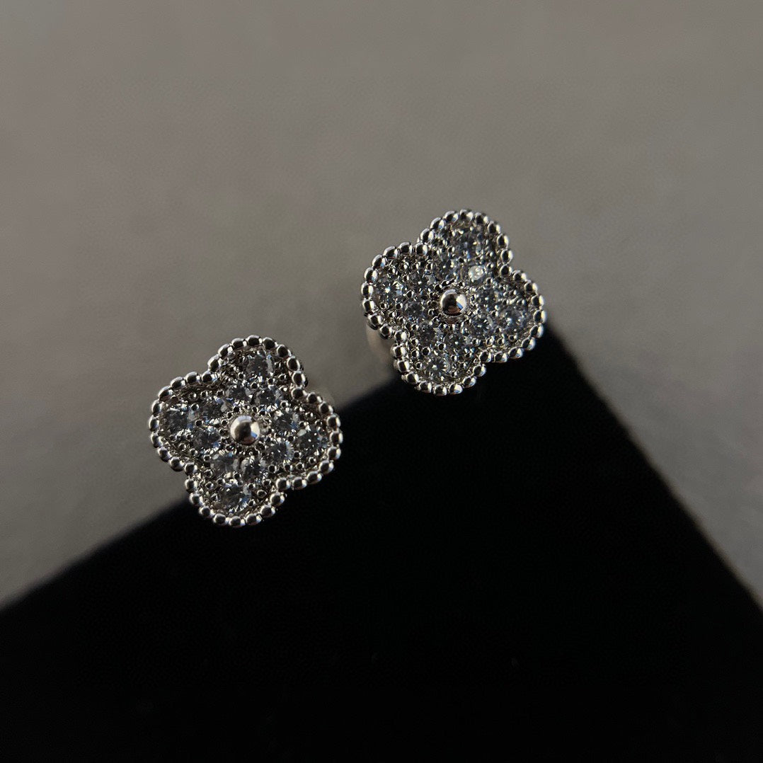 [Love's Uplift]CLOVER MINI DIAMOND STUD EARRINGS