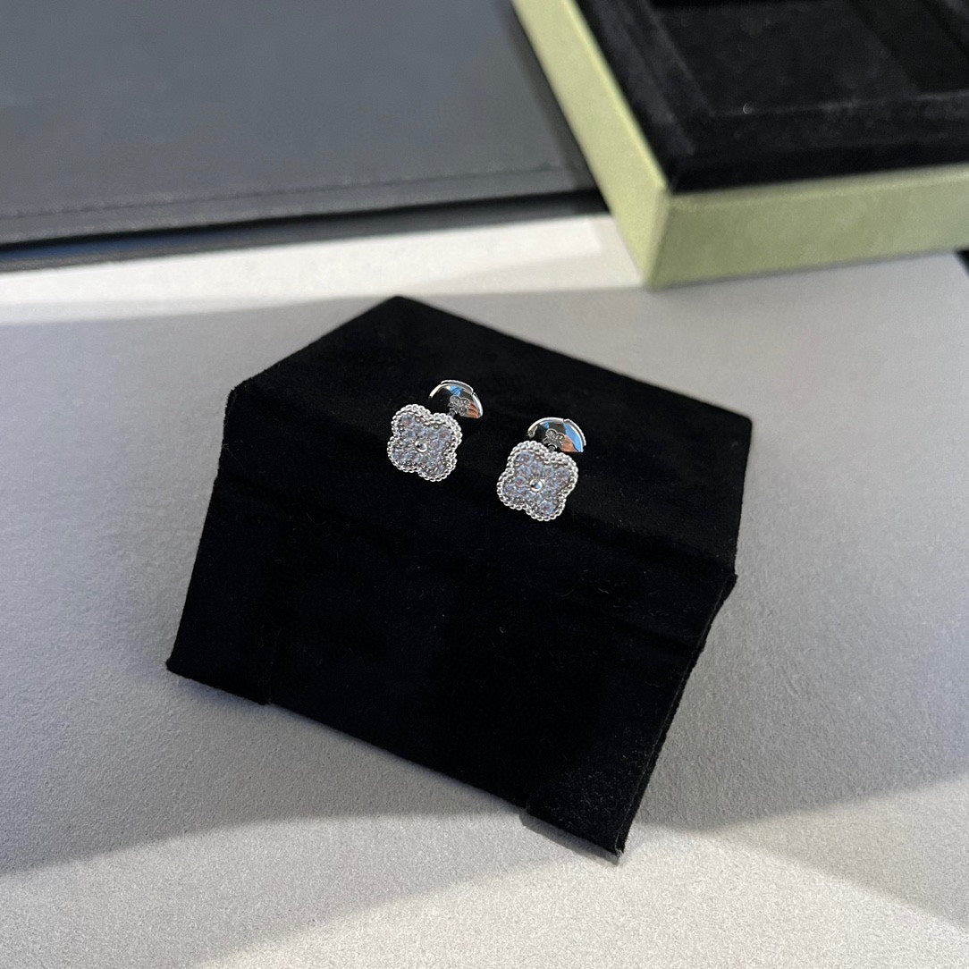 [Love's Uplift]CLOVER MINI DIAMOND STUD EARRINGS