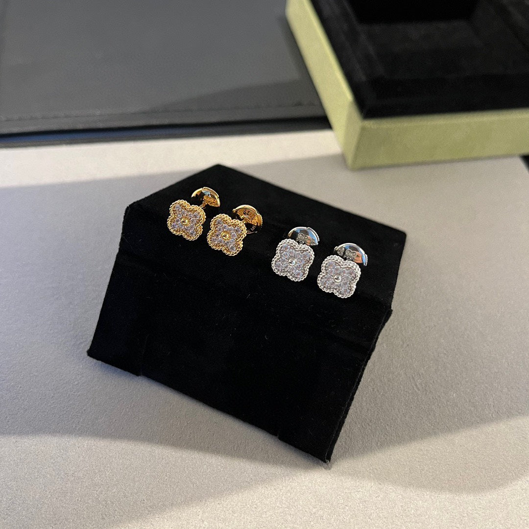 [Love's Uplift]CLOVER MINI DIAMOND STUD EARRINGS
