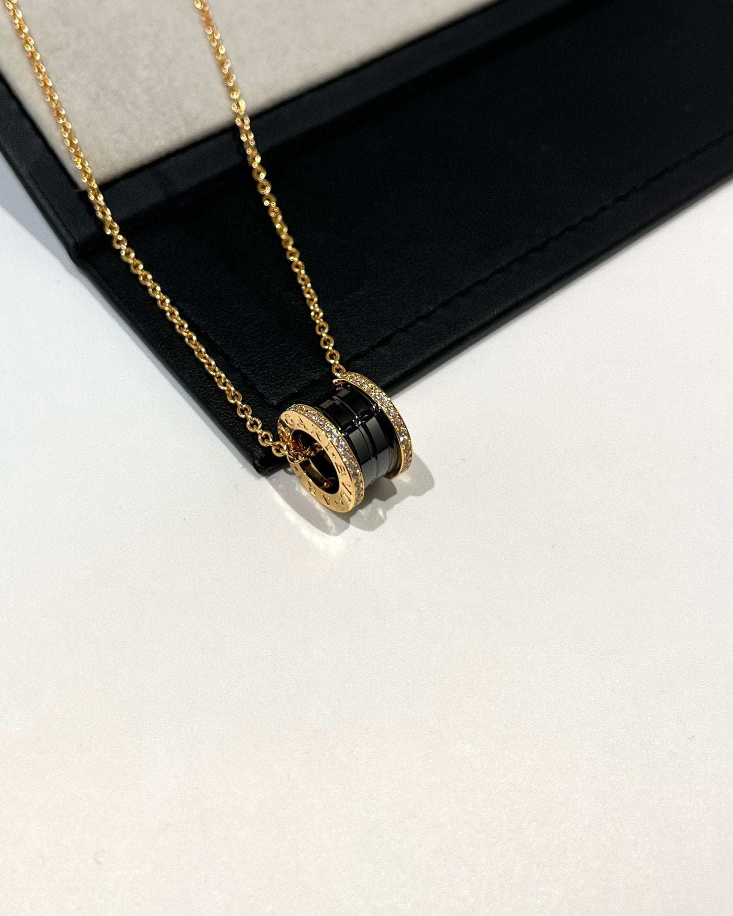 [Love's Uplift]ZERO 1 BLACK CERAMIC DIAMOND PINK GOLD NECKLACE