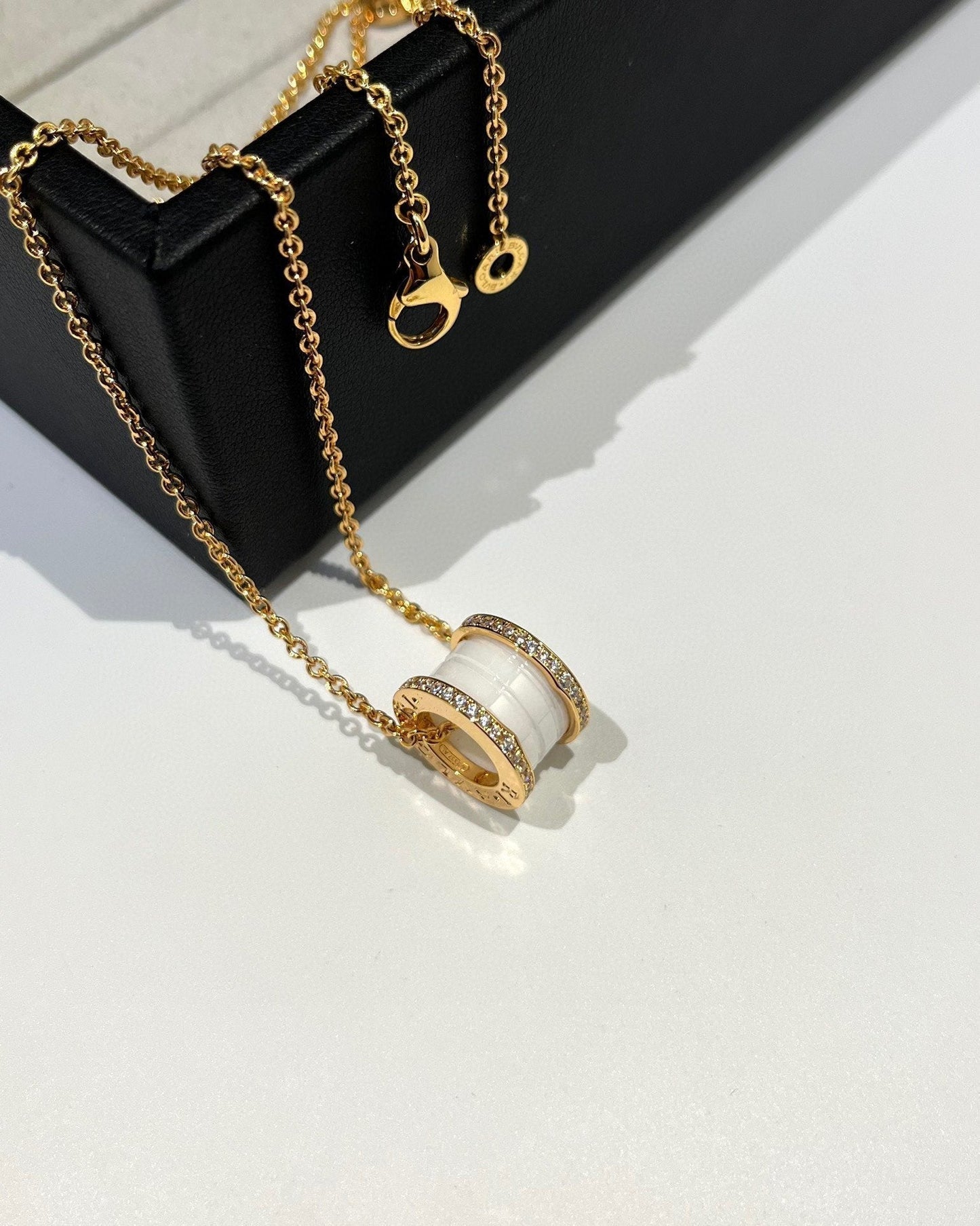 [Love's Uplift]ZERO 1 WHITE CERAMIC DIAMOND PINK GOLD NECKLACE